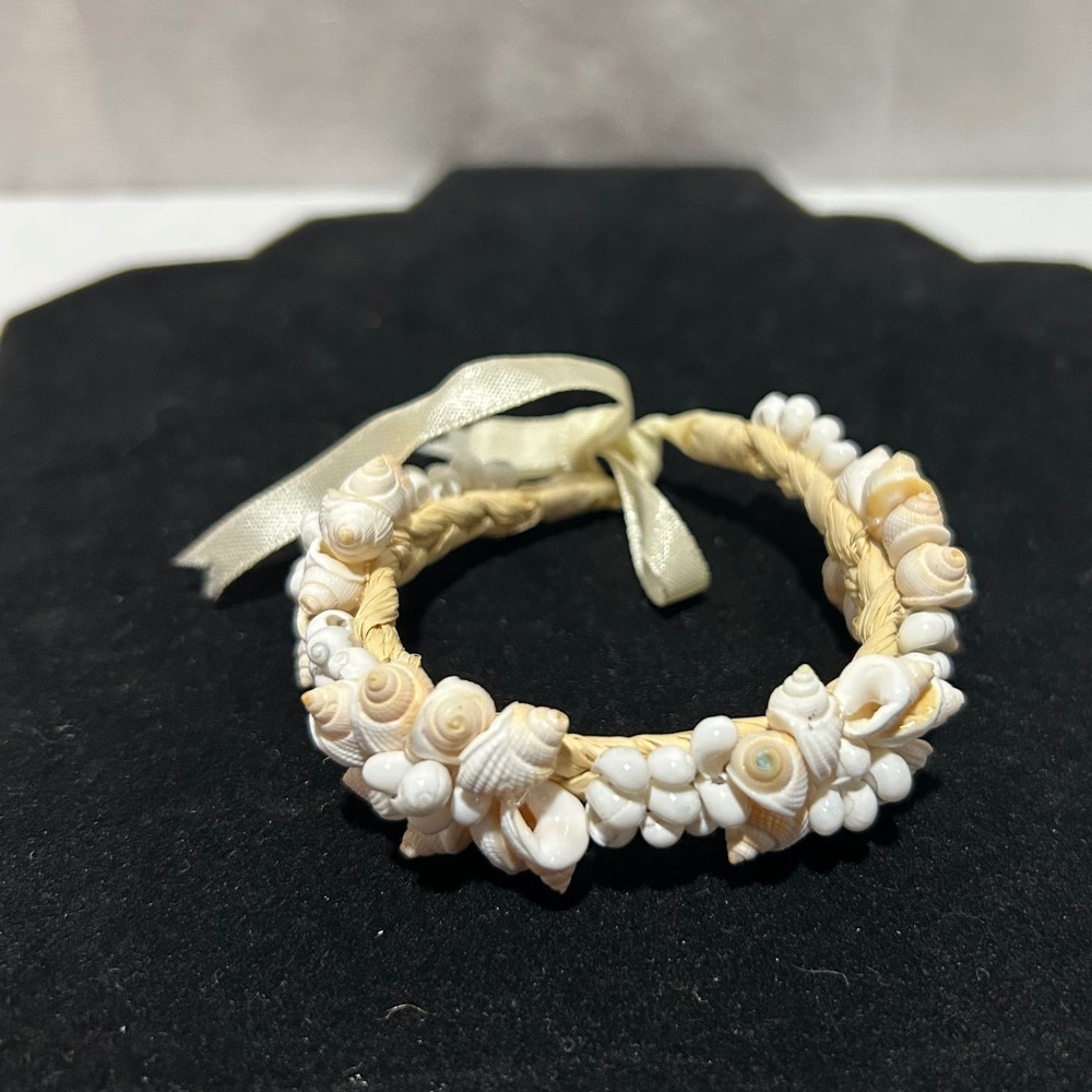Seashell Bracelet Womens Cream White Excellent Shells Tie closure Boho Beachy 7"